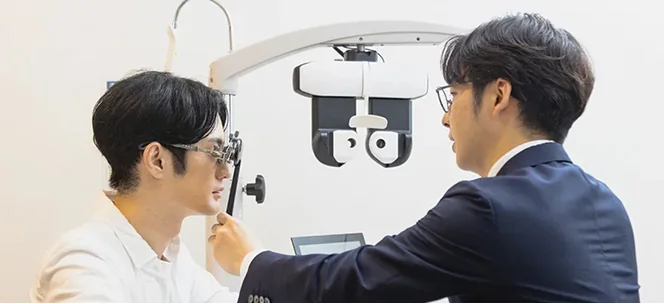視力測定器でお客さまの見え方を確認するスタッフ