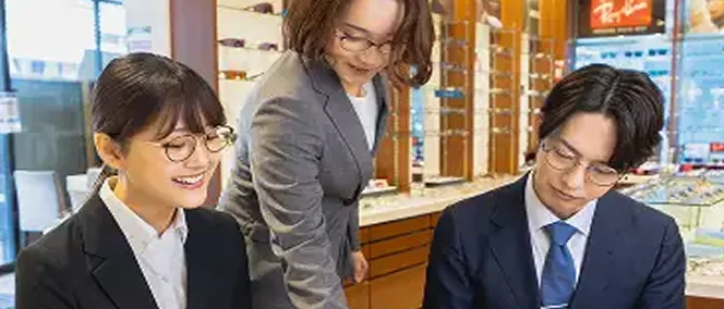 店内で相談しながら仕事を進めるスタッフ