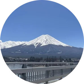 青空の下に広がる富士山の景色