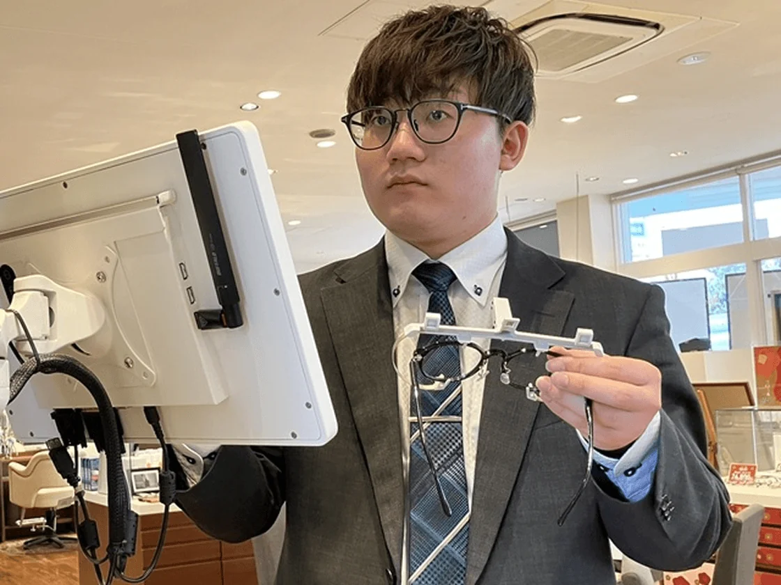測定機器を操作する店長