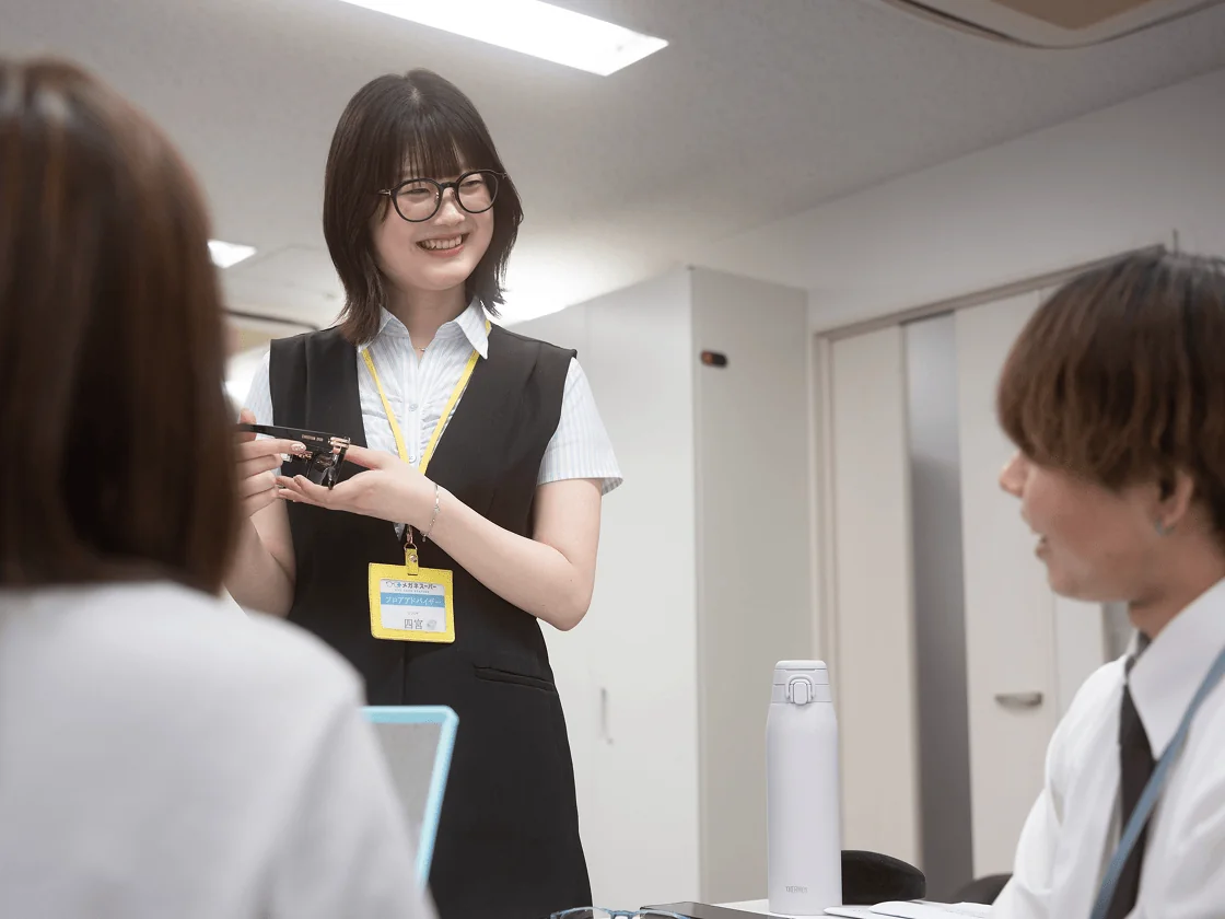 スタッフ同士で話し合う様子