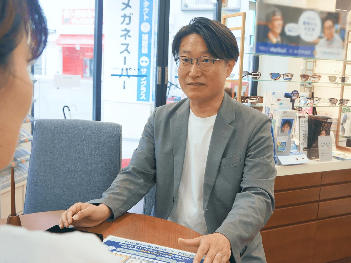 店頭でインタビューに答えるブロック長