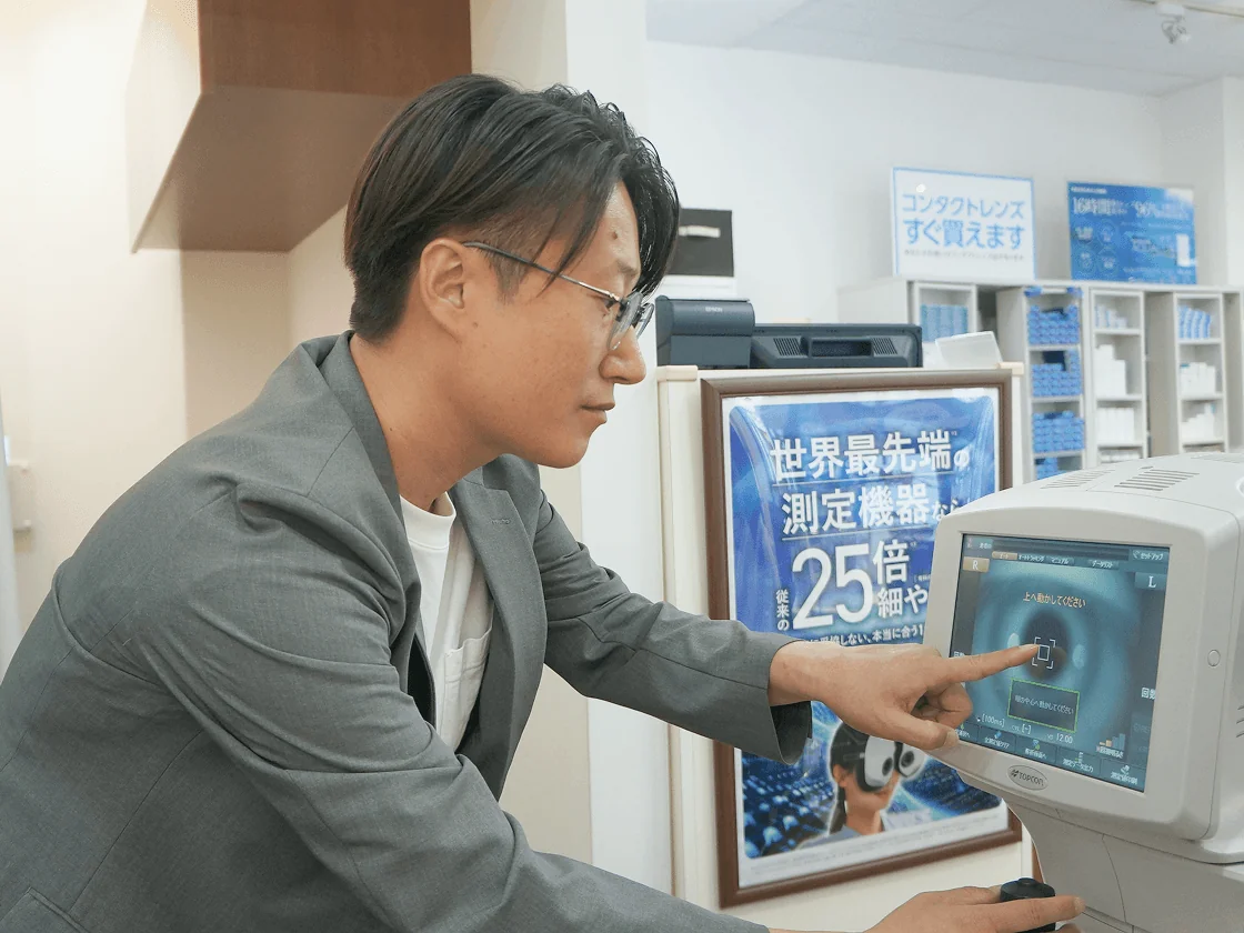 メガネの洗浄機を操作するブロック長
